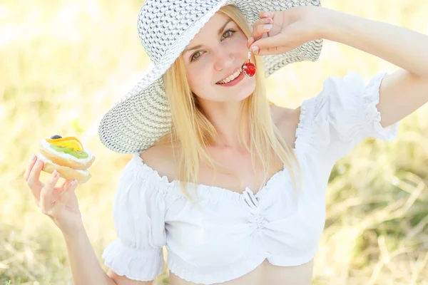 Young pretty blonde fashion girl — Stock Photo, Image