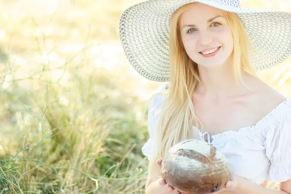 Portret van jonge mooie vrouw — Stockfoto