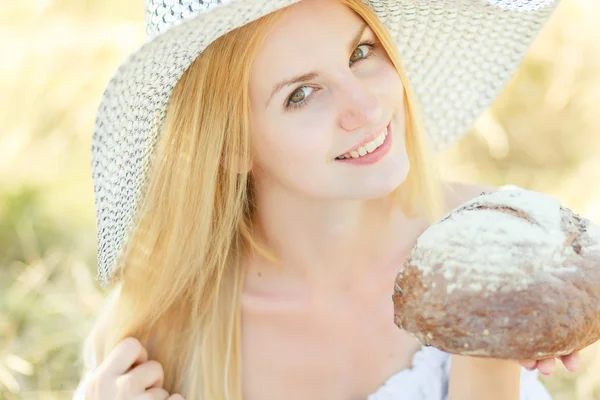 Retrato de mujer hermosa joven — Foto de Stock