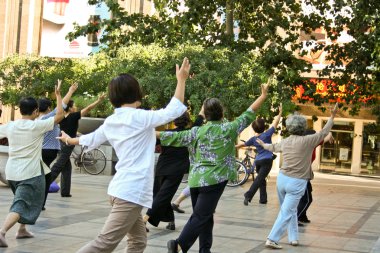 Boş zaman saatte - dans jimnastik Çinli kadınların en büyük eğlencesi.