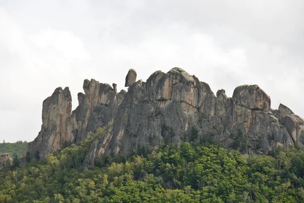 Freakish heap of stones. Rock "dragon's back" — Stock Photo, Image