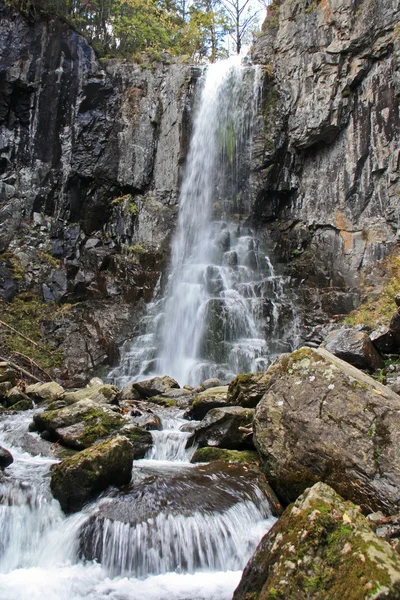 Schöner Anblick - fallendes Wasser fällt. — Stockfoto