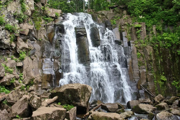 Schöner Anblick - fallendes Wasser fällt. — Stockfoto