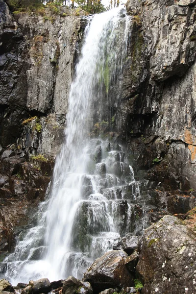 Schöner Anblick - fallendes Wasser fällt. — Stockfoto