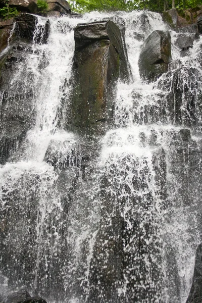 Vista hermosa caída de agua cae. — Foto de Stock