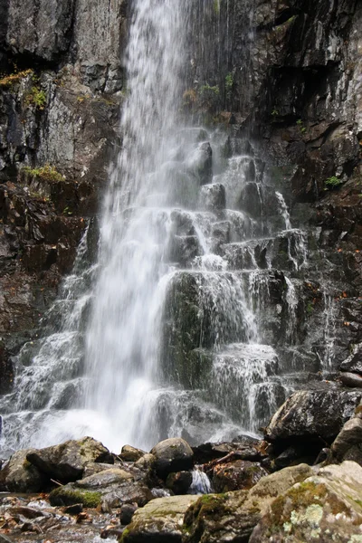 Schöner Anblick - fallendes Wasser fällt. — Stockfoto