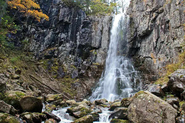 Schöner Anblick - fallendes Wasser fällt. — Stockfoto