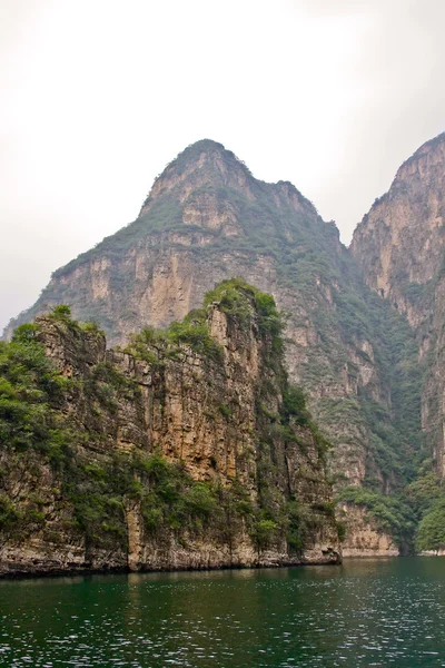 Steep high cliffs and the river at the bottom of the gorge. — Stock Photo, Image