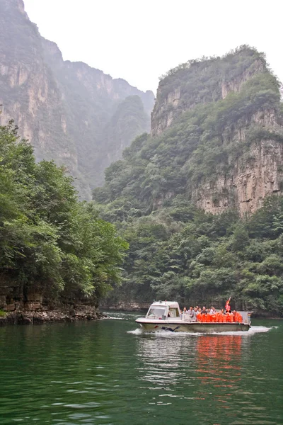 Un emocionante viaje en barco por el río en el desfiladero. — Foto de Stock