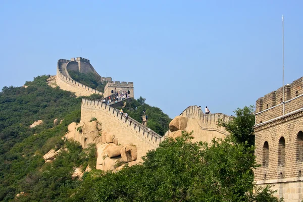 Grandiosa estructura protectora de siglos pasados - "La Gran Muralla", un sitio Badaling . — Foto de Stock