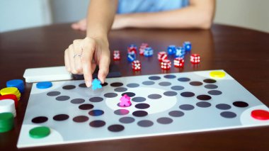 Tahta masa üzerinde eğlenceli masa oyunları oynayan kadınlar üst seçilmiş odak noktası