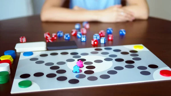 Mujer Personas Jugando Divertido Juego Mesa Mesa Madera Enfoque Seleccionado — Foto de Stock