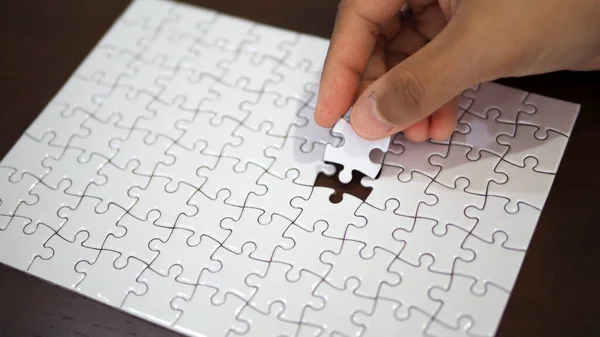 Cueillir Main Morceau Puzzle Pour Connecter Succès Sur Dessus Table — Photo