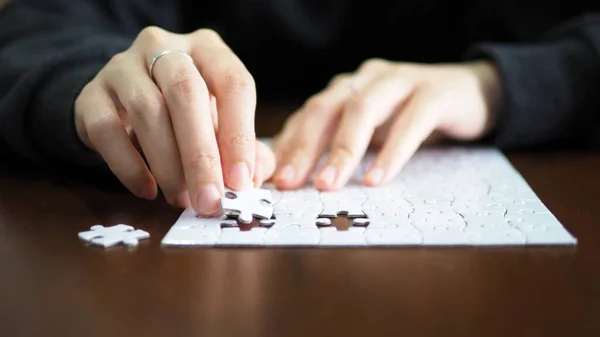 Scegliere Mano Pezzo Puzzle Collegare Successo Sul Tavolo Legno Fuoco — Foto Stock