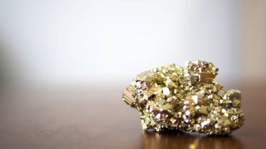 pyrite taşı doğal değerli taş ahşap masa arkaplanı seçili odak