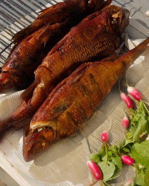 Genç turp ve maydanoz ile füme balık