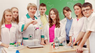 okul ve öğretmen fen bilgisi dersinde