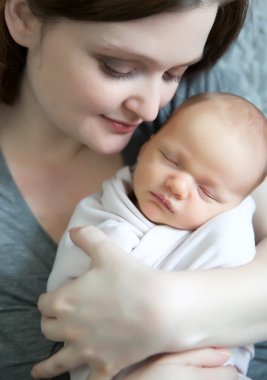mutlu görünümlü bebek ve annesi birlikte