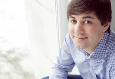 kot giyen yakışıklı adam 