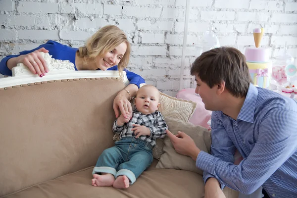 Porträt einer glücklichen Familie — Stockfoto