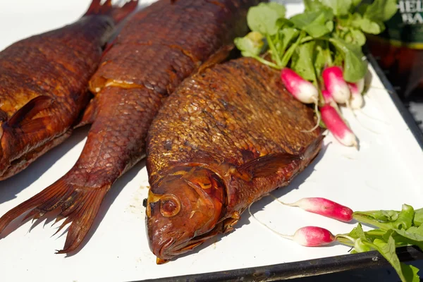 Geräucherter Fisch Mit Jungem Rettich Petersilie Stockfoto