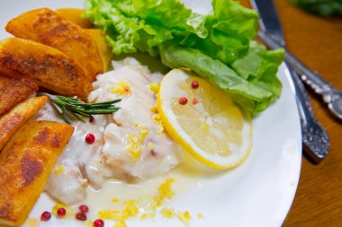 Limon mezgit balığı kızarmış Popapoes ile pişmiş. Limon sause, 