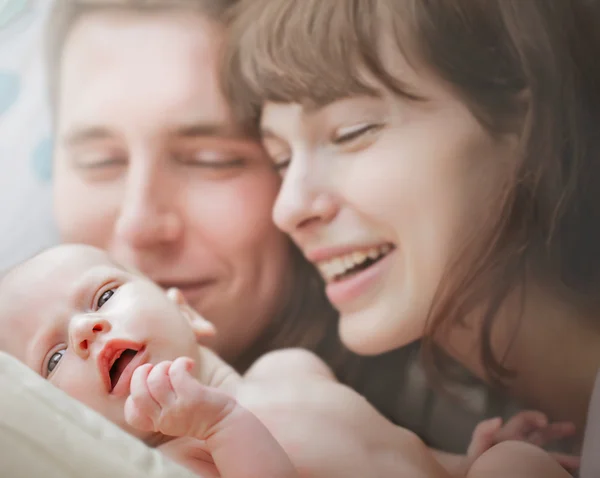 Familia feliz con un bebé recién nacido — Foto de Stock