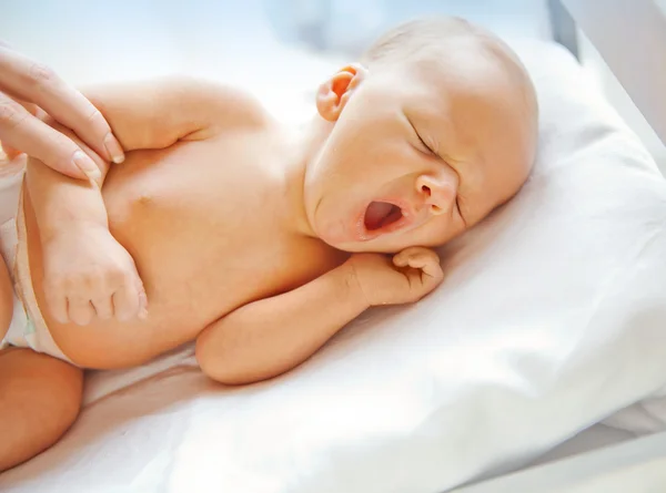 Kleine Baby In het Bed — Stockfoto