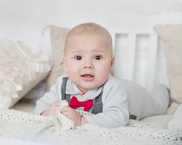 Ritratto di un bambino felice disteso sul divano — Foto Stock