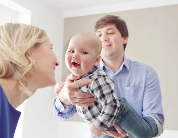 Porträt einer glücklichen Familie — Stockfoto