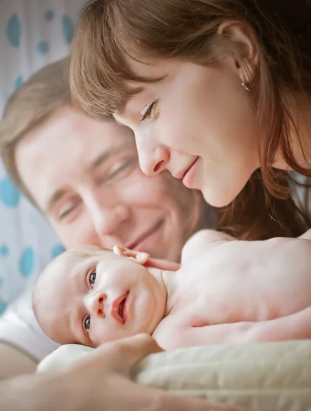 Famille heureuse avec un nouveau-né — Photo