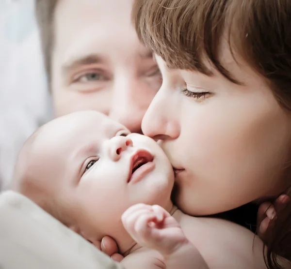 Счастливая семья с новорожденным ребенком — стоковое фото