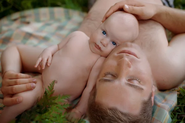 Newborn son and father, Fatherly love — Stock Photo, Image