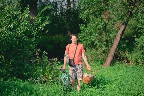 Beau jeune homme dans la forêt — Photo