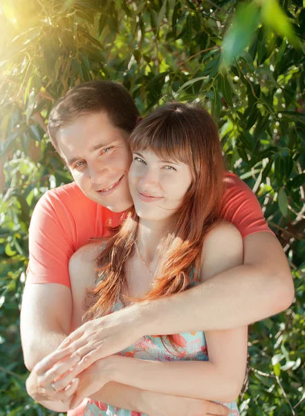 Schöne Paarung von Verliebten, die sich im Park entspannen / Sommer — Stockfoto