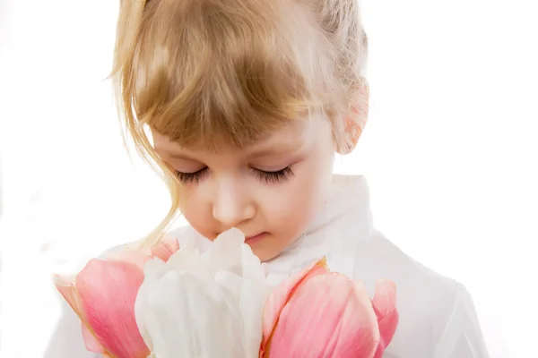 Kleines Mädchen mit den Tulpen — Stockfoto
