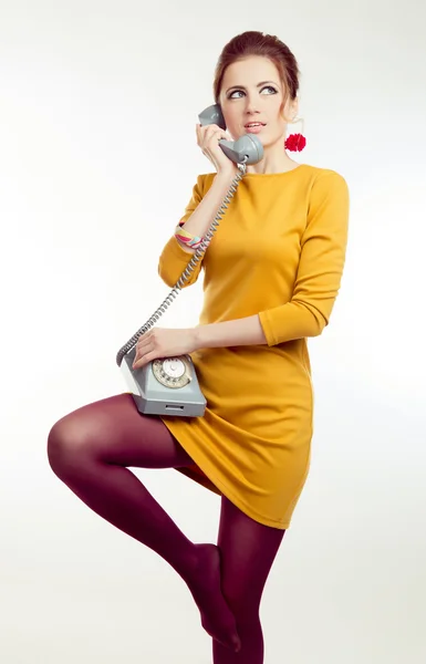 Elegante Frau Mit Vintage Make Gespräch Auf Dem Retro Telefon Stockfoto