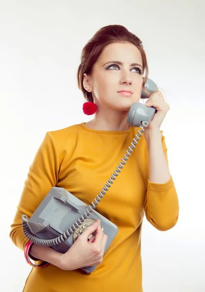 Elegante Frau Mit Vintage Make Gespräch Auf Dem Retro Telefon lizenzfreie Stockbilder