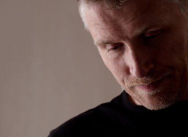 Baştan çıkarıcı adam kanepede oturan