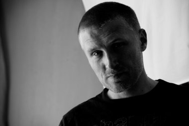 Baştan çıkarıcı adam kanepede oturan