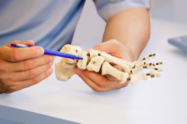 Doktor ortopedist ayaklarını muayene ediyor.