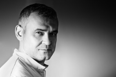 Portraitn olgun yakışıklı adamın