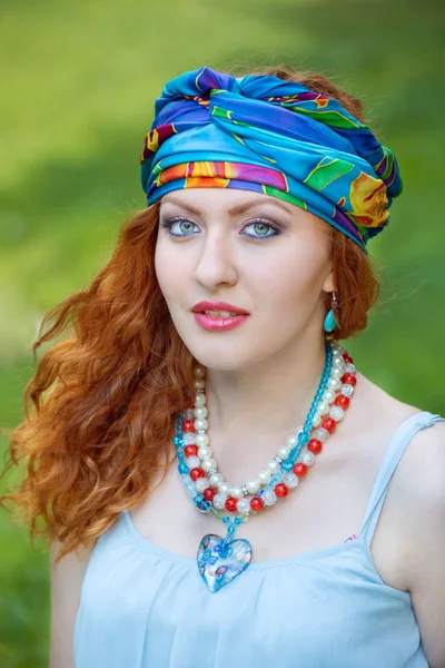 Mädchen mit Turban und stilisiertem ethnischen Kostüm — Stockfoto