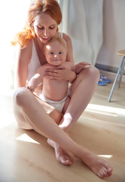 Matka a dítě spolu hrají — Stock fotografie