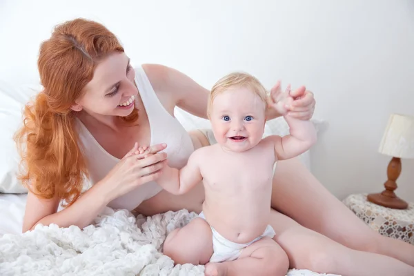 Moeder en baby samenspelen — Stockfoto