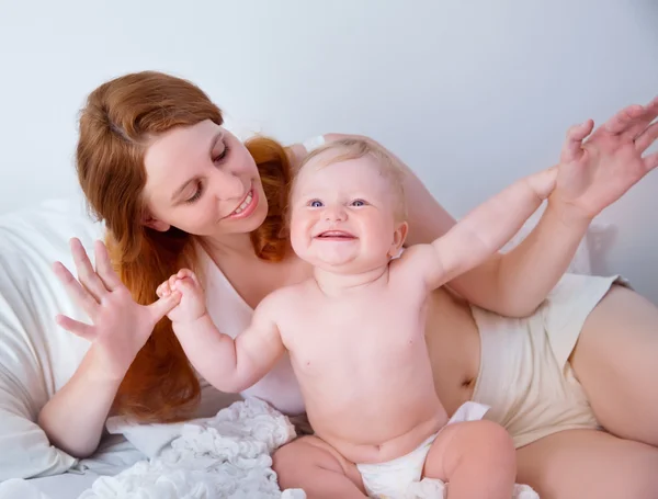 Anne ve bebek birlikte oynama — Stok fotoğraf