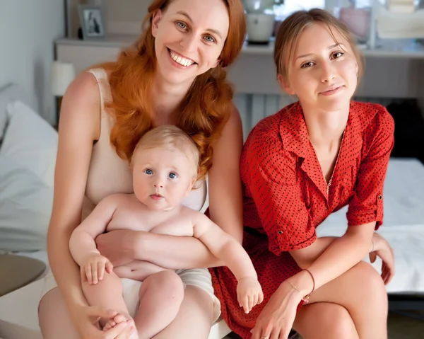 Moeder en tante en baby samenspelen — Stockfoto