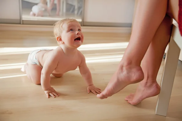 Adorable petit bébé dans la chambre — Photo