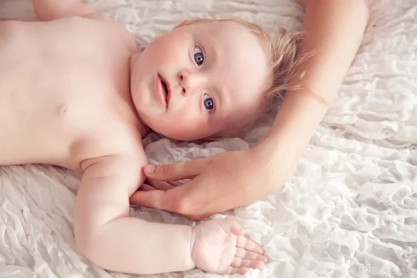 Bedårande lilla baby i rummet — Stockfoto