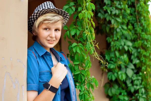 Vrij blond meisje dragen hoed — Stockfoto